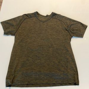 Men’s Lululemon short sleeve shirt
